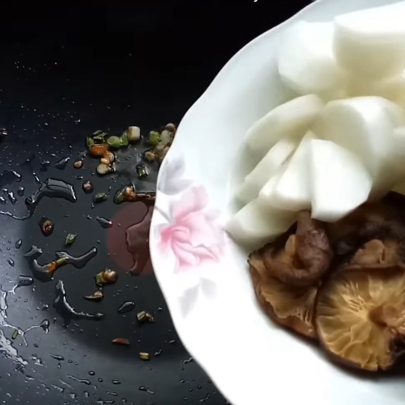 Bước 3 Xào nấm và củ cải trắng Sườn chay kho nấm đông cô