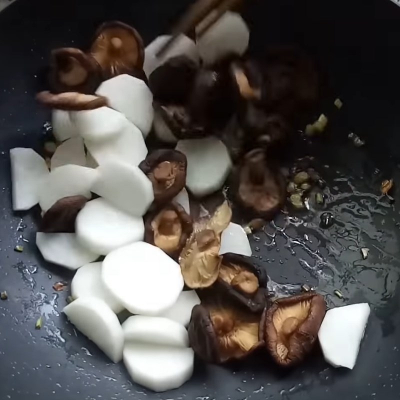 Bước 3 Xào nấm và củ cải trắng Sườn chay kho nấm đông cô