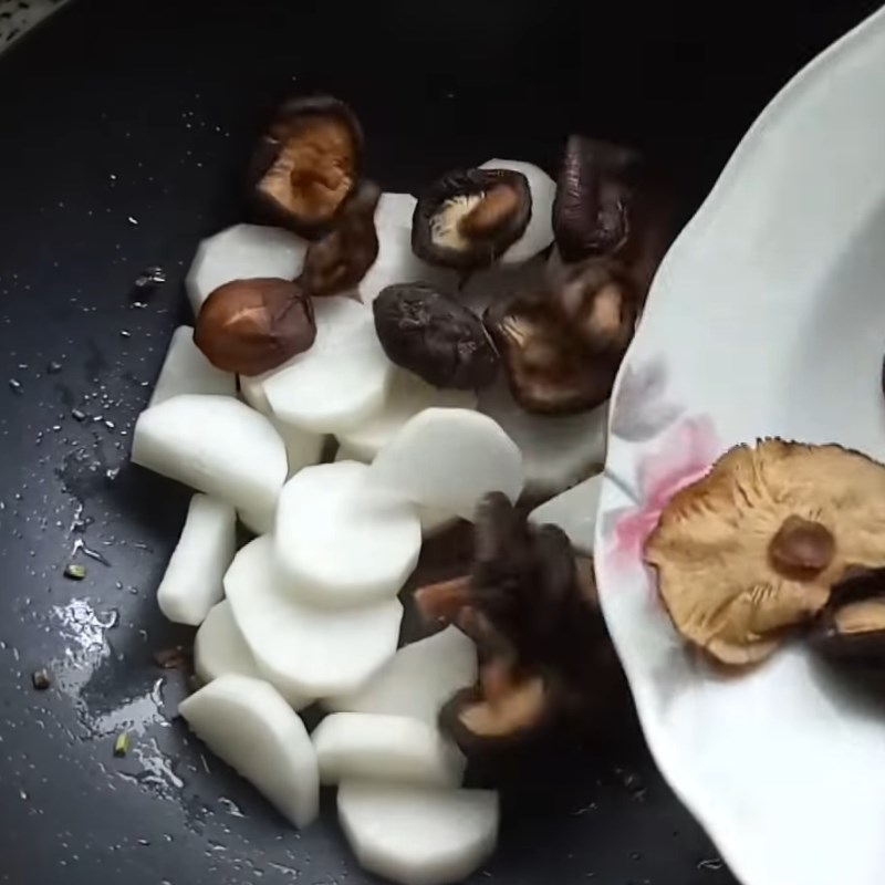 Bước 3 Xào nấm và củ cải trắng Sườn chay kho nấm đông cô