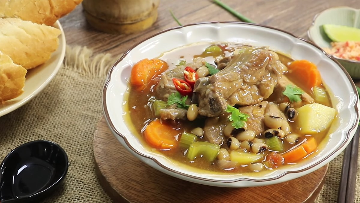 Sườn heo nấu đậu trắng bi