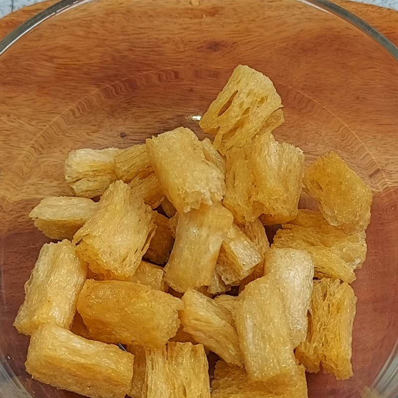 Bước 2 Chiên và ướp sườn non Sườn non chay nướng lá dứa