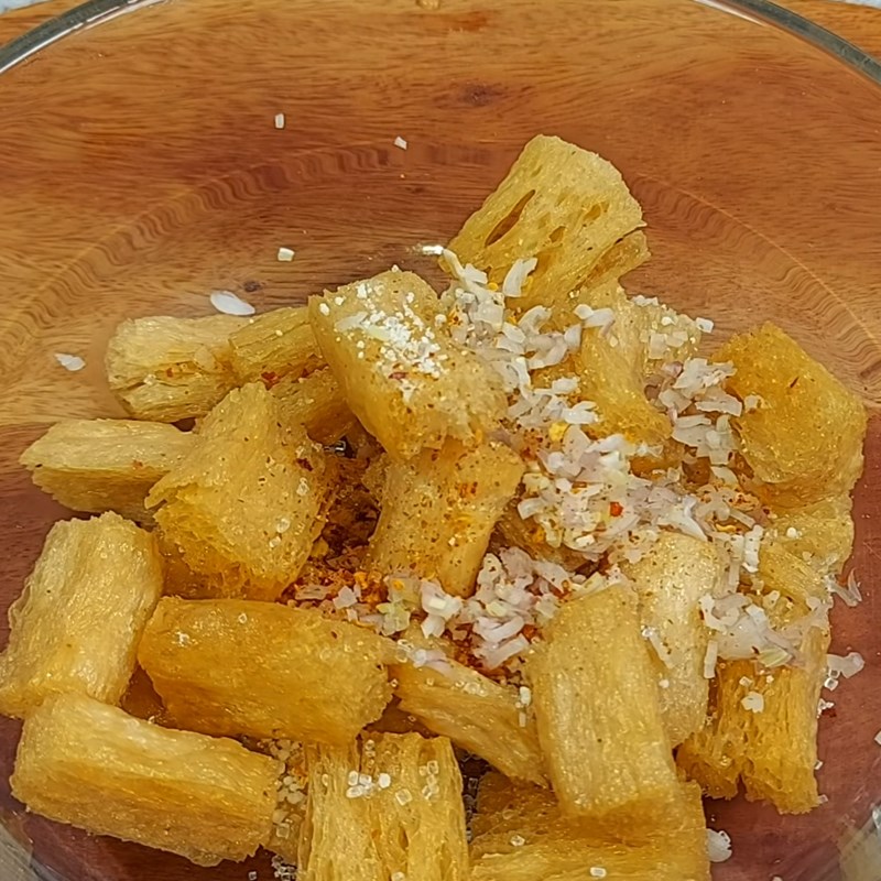 Bước 2 Chiên và ướp sườn non Sườn non chay nướng lá dứa