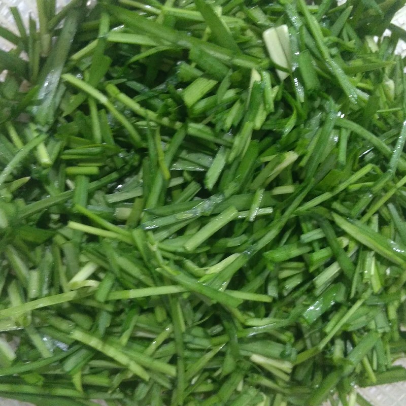 Bước 1 Sơ chế nguyên liệu Trứng rán lá hẹ