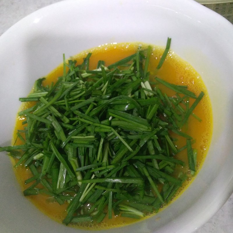 Bước 2 Làm hỗn hợp trứng Trứng rán lá hẹ