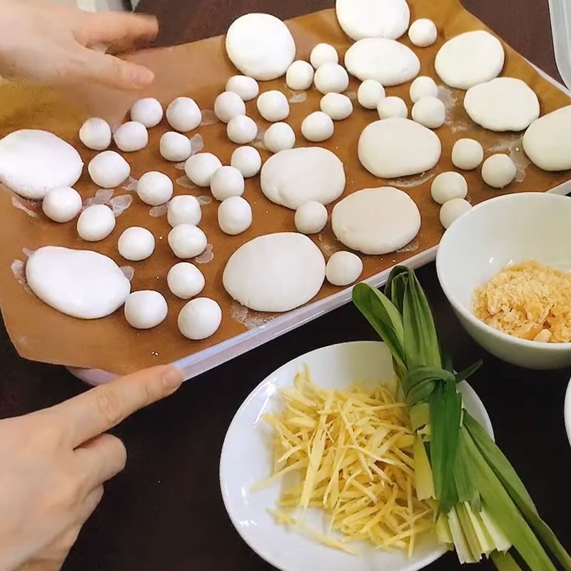 Bước 3 Tạo hình bánh Bánh trôi chay đậu xanh