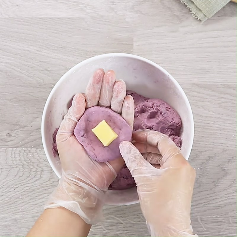 Bước 3 Tạo hình bánh Bánh khoai lang tím bọc phô mai chiên giòn