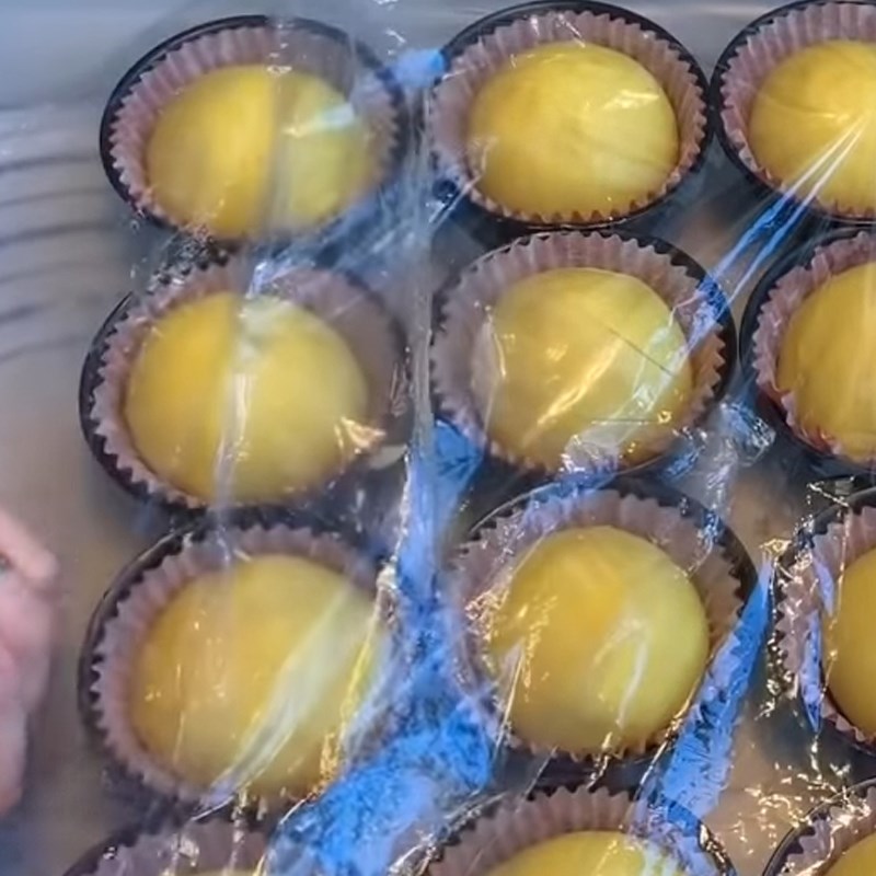 Bước 4 Tạo hình bánh bao Bánh bao kim sa vỏ vàng nhân trứng muối