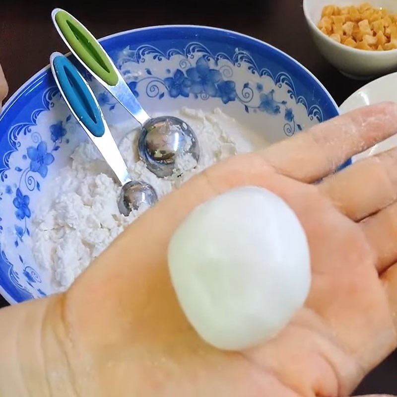 Bước 3 Tạo hình bánh Bánh trôi chay đậu xanh