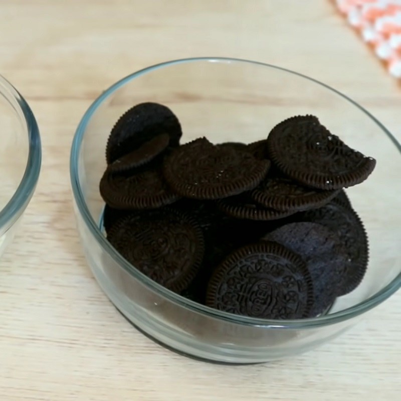 Bước 1 Tách bánh oreo Bánh rán oreo nhân kem sữa