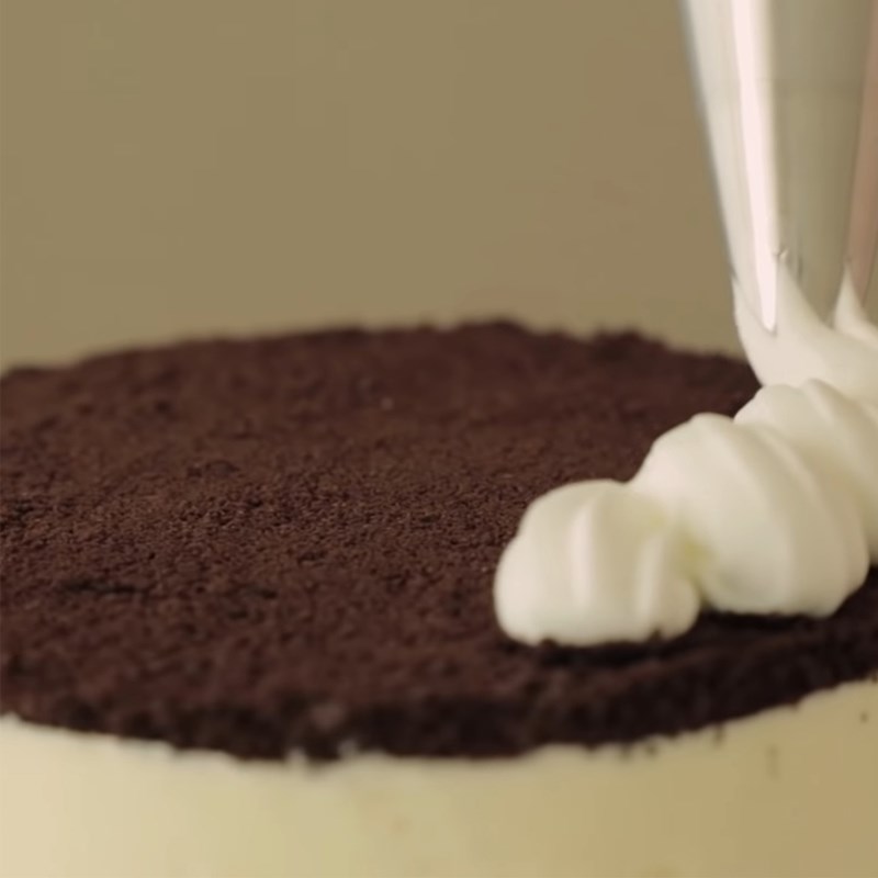 Bước 5 Tách bánh và trang trí Bánh cheesecake oreo nhân kem