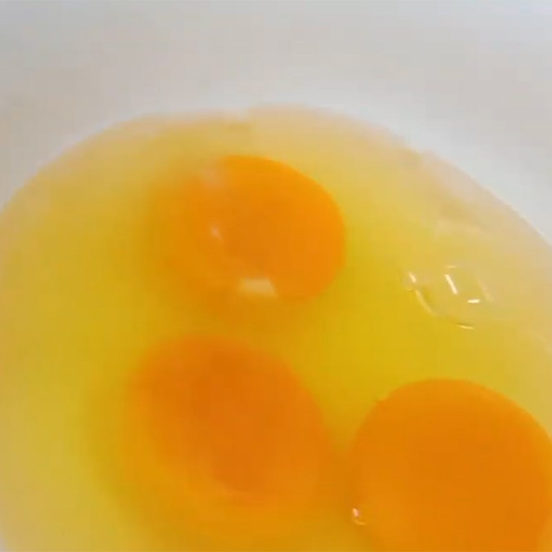 Bước 5 Tách hạt bắp và đánh trứng Súp cua óc heo