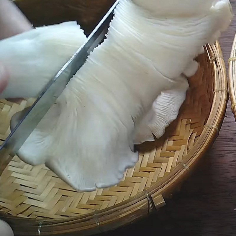 Bước 1 Tách mũ nấm Chà bông chay từ nấm bào ngư