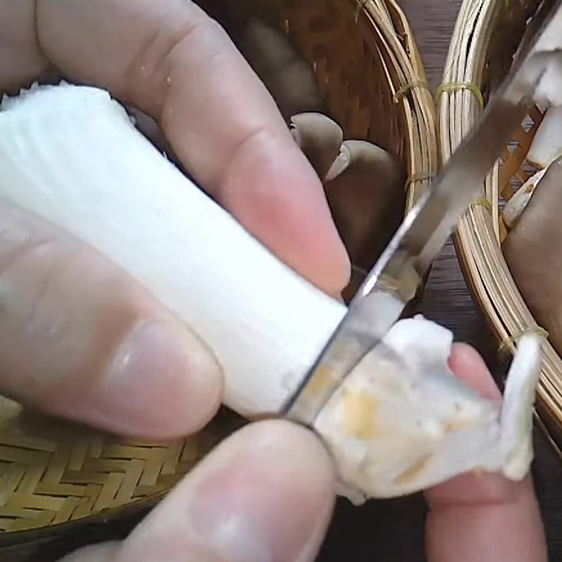 Bước 1 Tách mũ nấm Chà bông chay từ nấm bào ngư