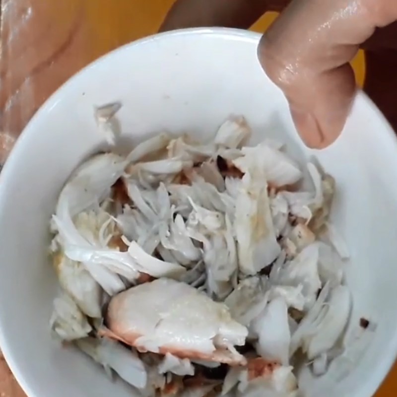 Bước 2 Tách thịt cua biển Cháo cua biển rau mồng tơi