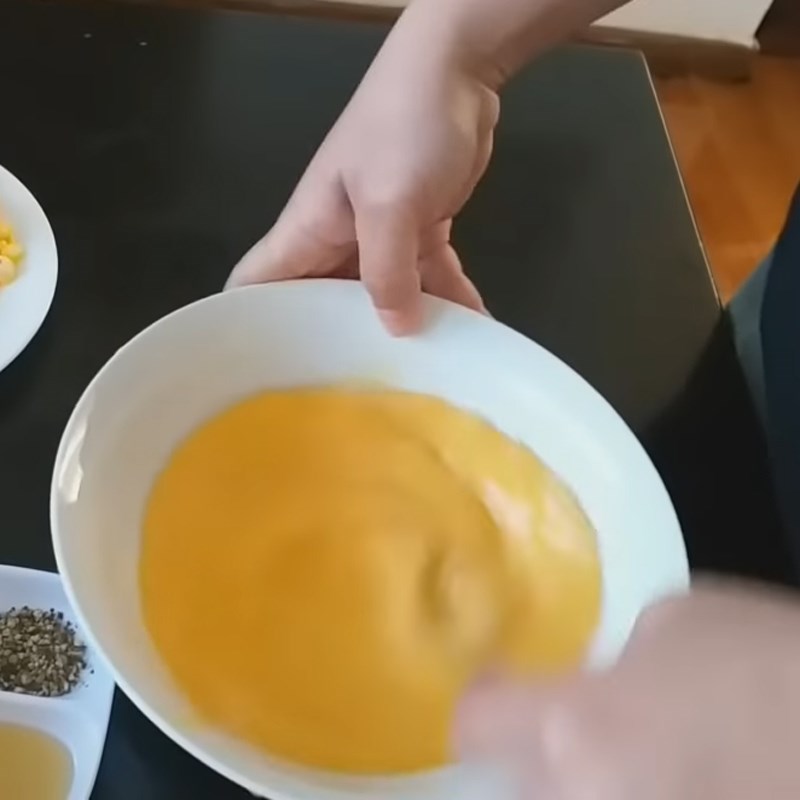 Bước 2 Tách và đánh trứng Trứng chiên bắp (ngô)