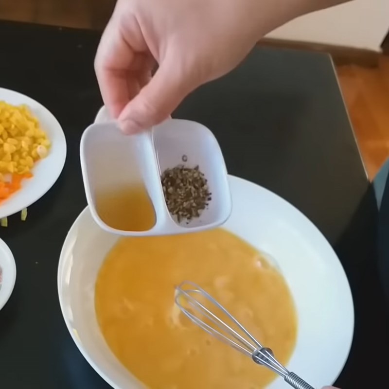 Bước 2 Tách và đánh trứng Trứng chiên bắp (ngô)