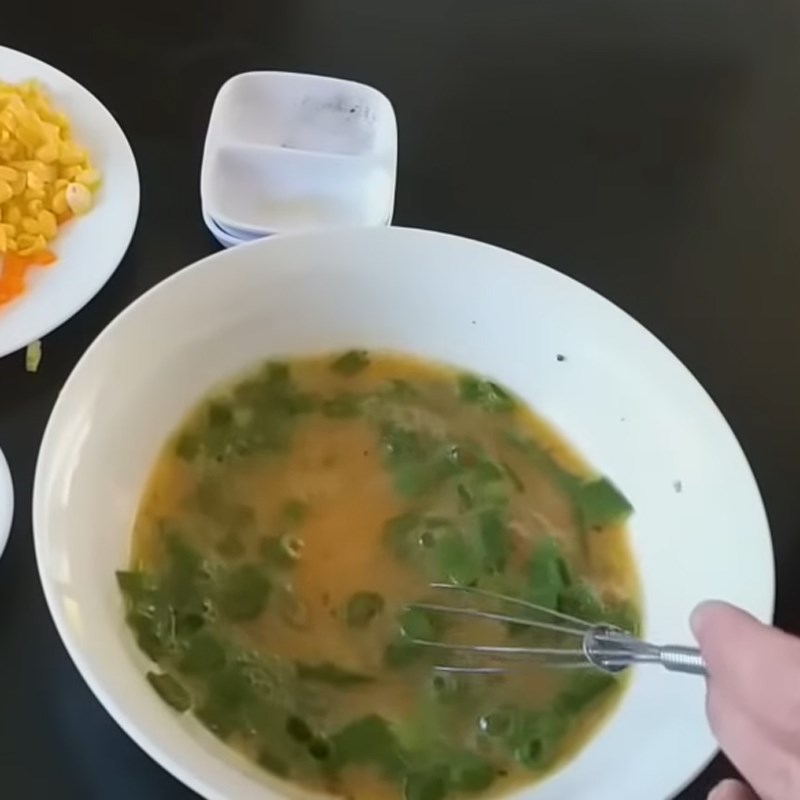 Bước 2 Tách và đánh trứng Trứng chiên bắp (ngô)