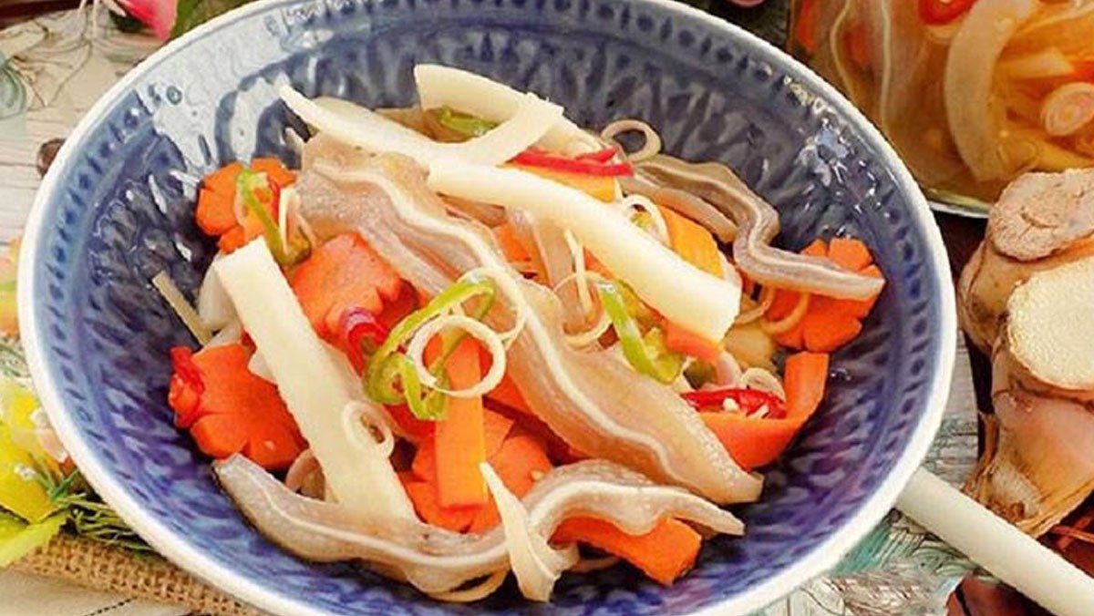 Tai heo ngâm cải chua ngọt