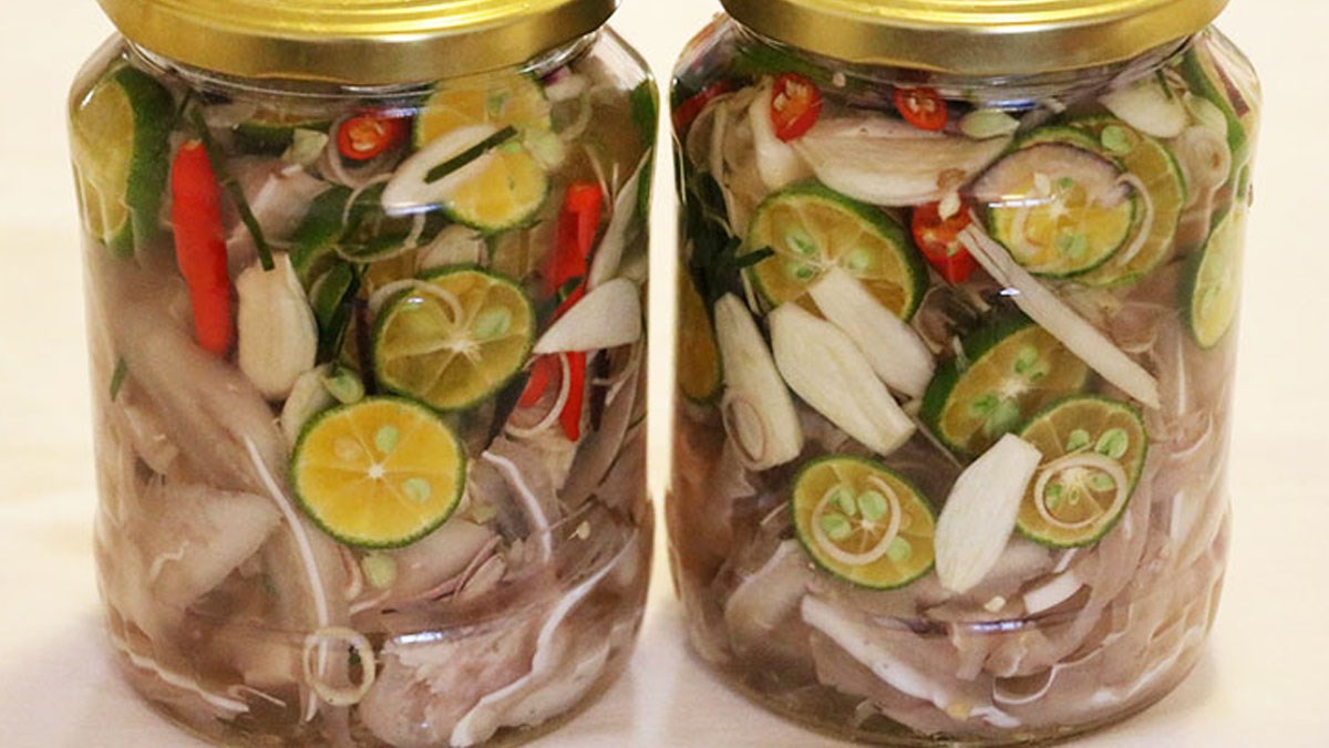 Tai heo ngâm sả, quất chua ngọt