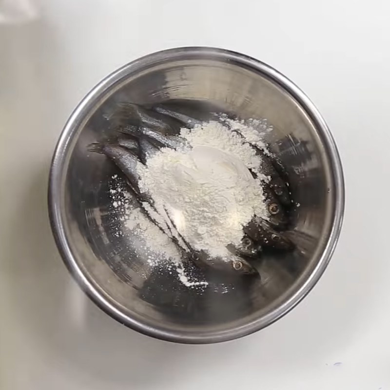 Bước 2 Tẩm bột Cá trứng chiên lá lốt