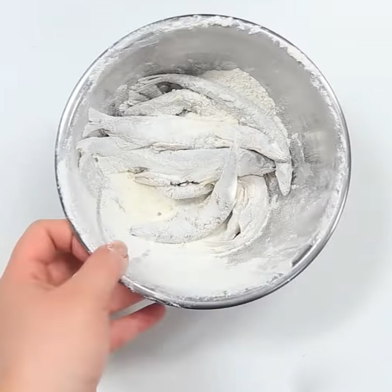 Bước 2 Tẩm bột Cá trứng chiên lá lốt