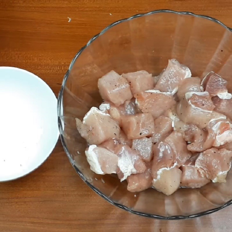 Bước 3 Tẩm bột và chiên thịt heo Thịt heo xào chua ngọt