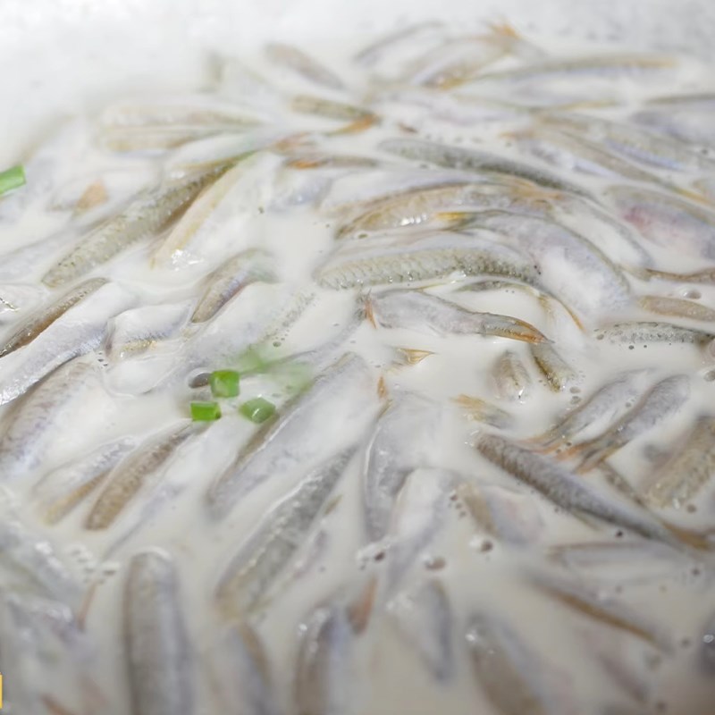 Bước 4 Tẩm cá với bột Cá lòng tong chiên bột