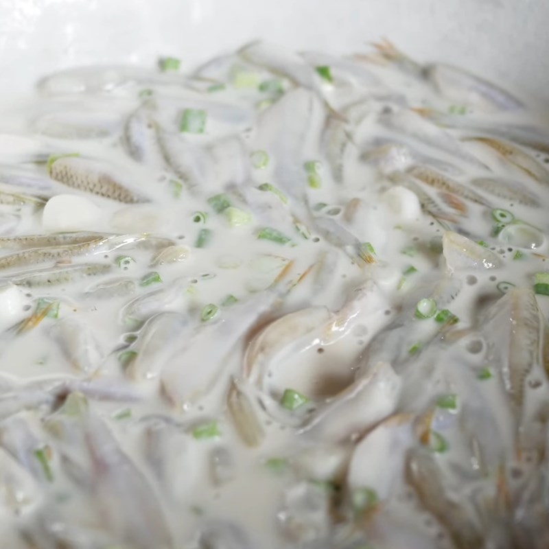 Bước 4 Tẩm cá với bột Cá lòng tong chiên bột