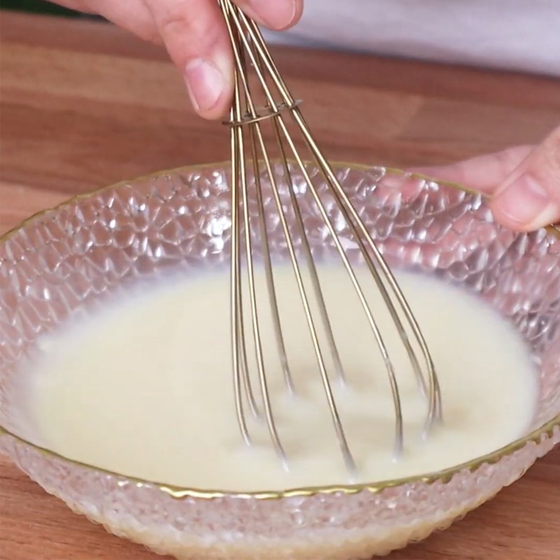 Bước 6 Tan chảy socola trắng Bánh crepe ngàn lớp hoa hồng