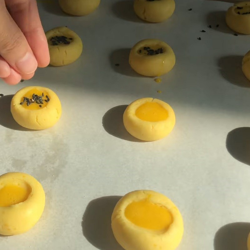 Bước 4 Tạo hình bánh Bánh quy trứng muối kem trứng