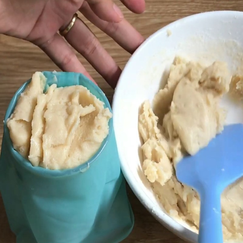 Bước 3 Tạo hình bánh bánh quy Danisa bằng nồi chiên không dầu