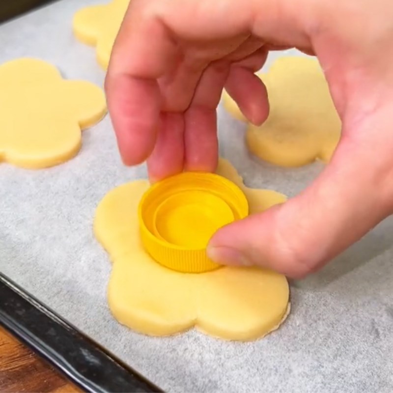 Bước 2 Tạo hình bánh Bánh quy mứt dâu (Công thức được chia sẻ từ Tiktok Cách Nấu Ngon cùng Cách Nấu Ngon)