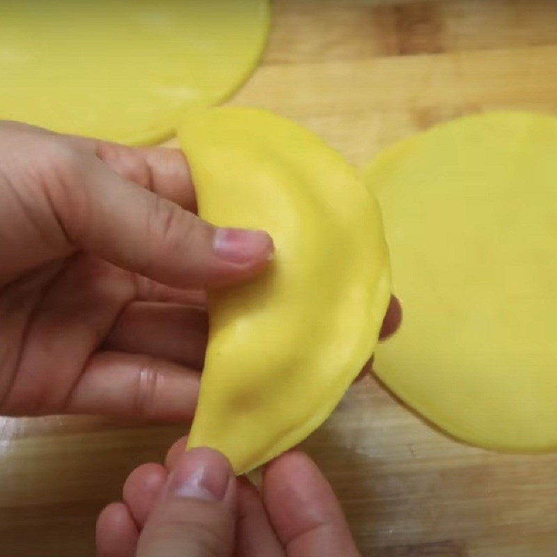 Bước 3 Tạo hình bánh Bánh gối nhân đậu xanh