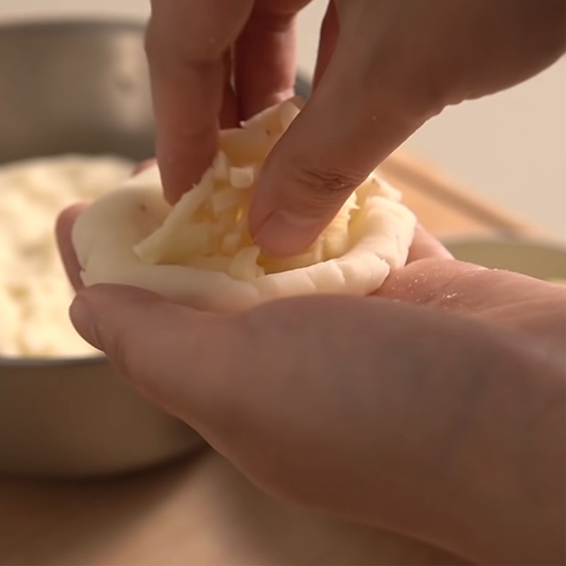 Bước 4 Tạo hình bánh Bánh mì khoai tây phô mai bằng chảo