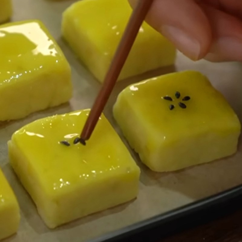 Bước 3 Tạo hình bánh khoai lang Cách làm bánh khoai lang nướng