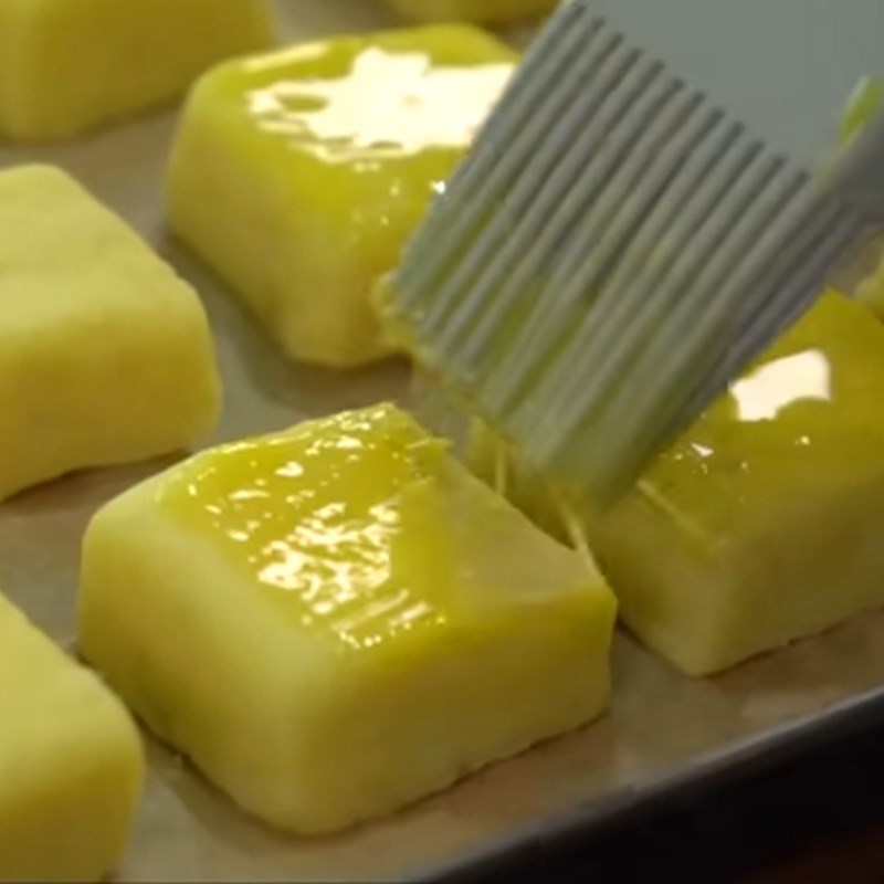 Bước 3 Tạo hình bánh khoai lang Cách làm bánh khoai lang nướng