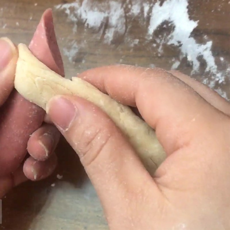 Bước 4 Tạo hình bánh mì cuộn xúc xích Bánh mì cuộn xúc xích bằng nồi chiên không dầu