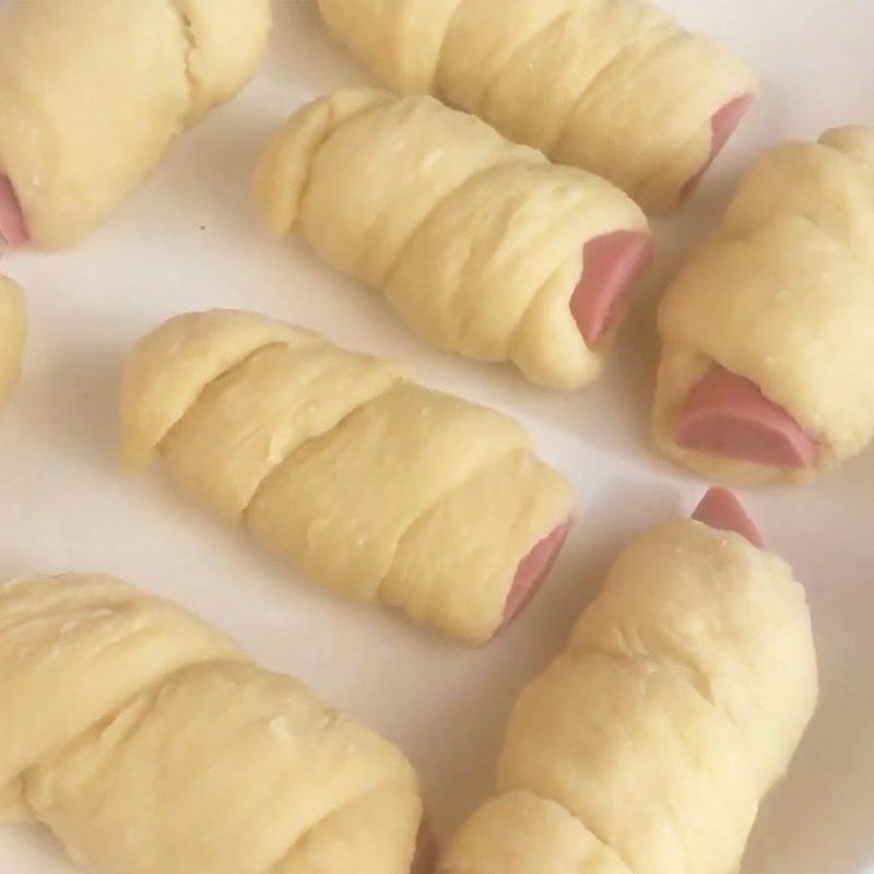 Bước 4 Tạo hình bánh mì cuộn xúc xích Bánh mì cuộn xúc xích bằng nồi chiên không dầu