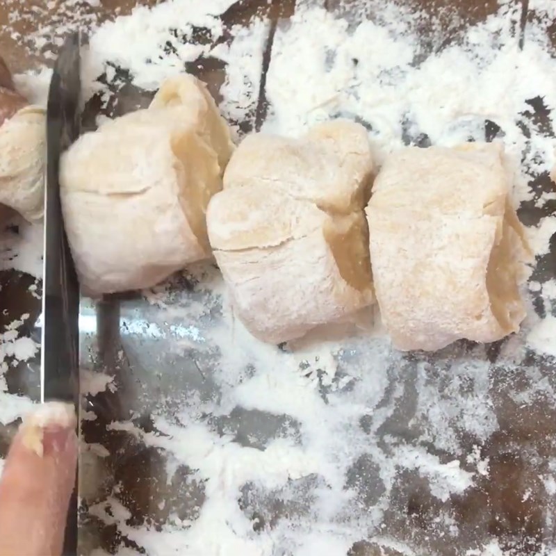 Bước 4 Tạo hình bánh mì cuộn xúc xích Bánh mì cuộn xúc xích bằng nồi chiên không dầu
