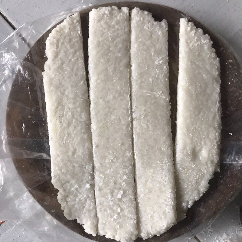 Bước 3 Tạo hình bột Bột chiên từ cơm nguội