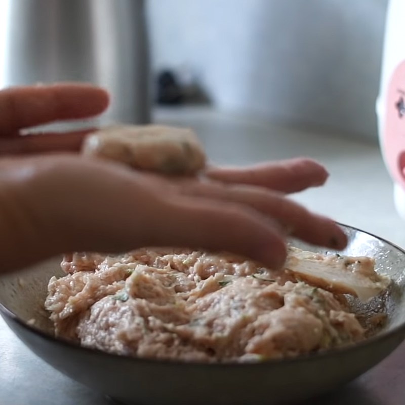 Bước 4 Tạo hình và chiên chả Chả tôm chiên kiểu Thái