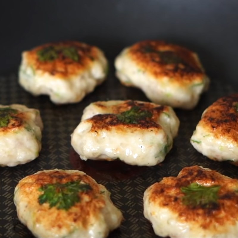 Bước 4 Tạo hình và chiên chả Chả tôm chiên kiểu Thái