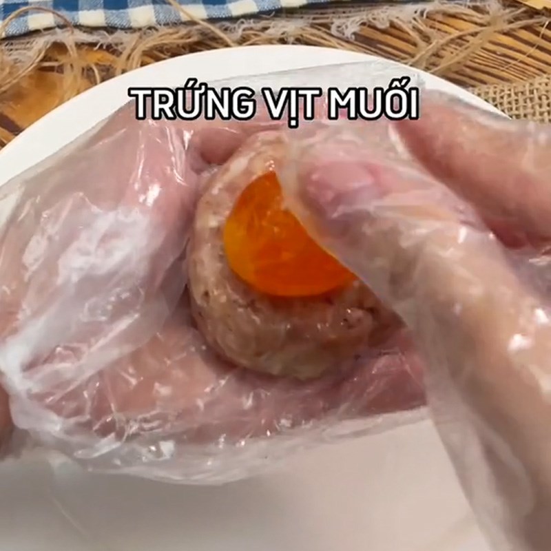 Bước 2 Tạo hình xíu mại Xíu mại trứng muối (Công thức được chia sẻ từ TikTok Cách Nấu Ngon cùng Cách Nấu Ngon)