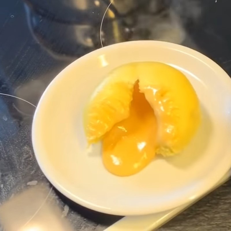 Bước 6 Thành phẩm Bánh bao kim sa vỏ vàng nhân trứng muối