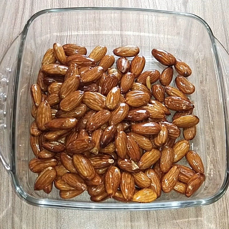 Bước 2 Thấm dầu và xóc muối hạnh nhân Hạnh nhân rang xóc muối