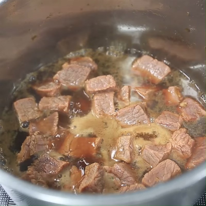 Bước 2 Thắng nước màu và xào thịt Thịt bò kho tàu