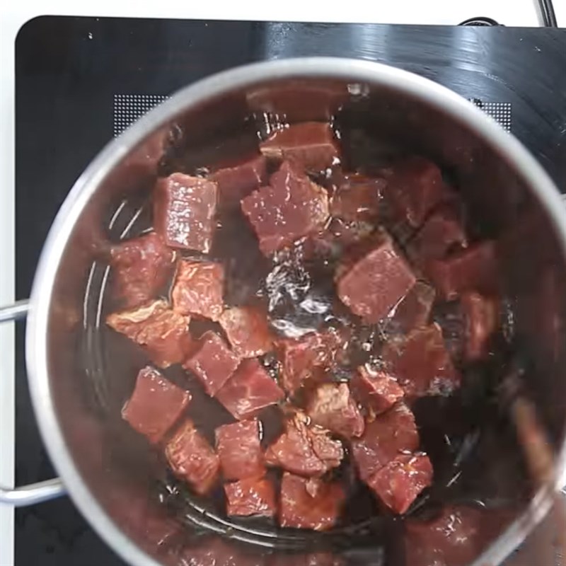 Bước 2 Thắng nước màu và xào thịt Thịt bò kho tàu