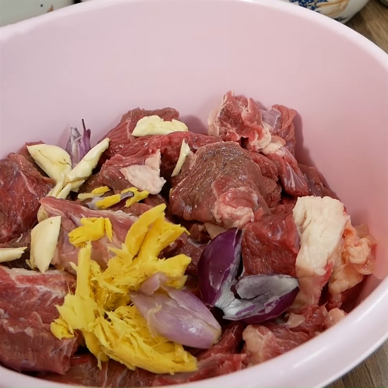 Bước 2 Ướp thịt bò Thịt bò kho ngũ vị