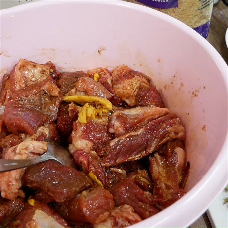 Bước 2 Ướp thịt bò Thịt bò kho ngũ vị