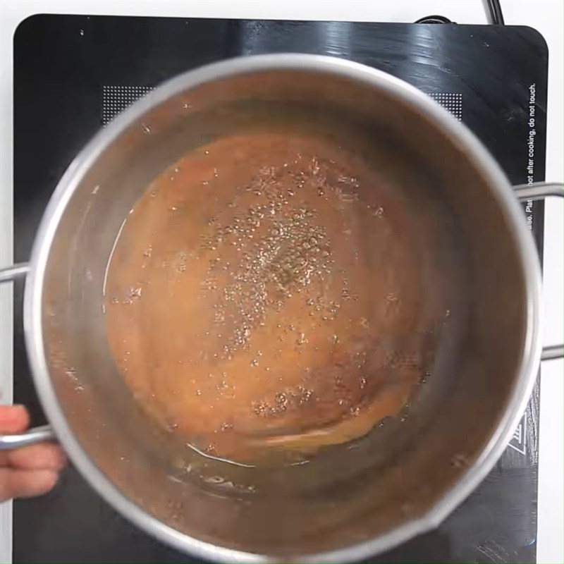 Bước 2 Thắng nước màu và xào thịt Thịt bò kho tàu